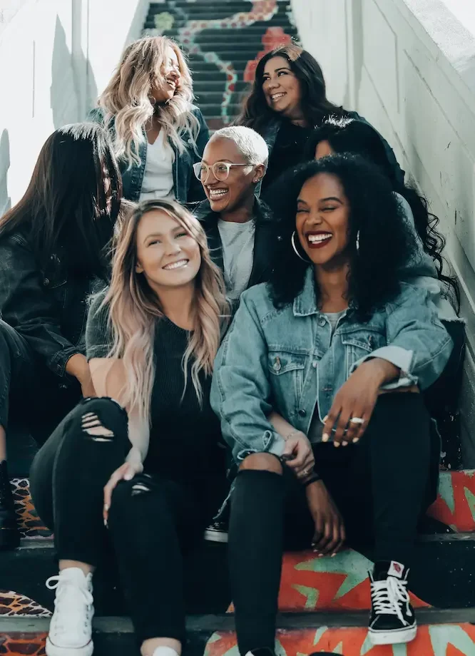 Grupo de mulheres sorrindo, simbolizando os benefícios da terapia e do apoio psicológico